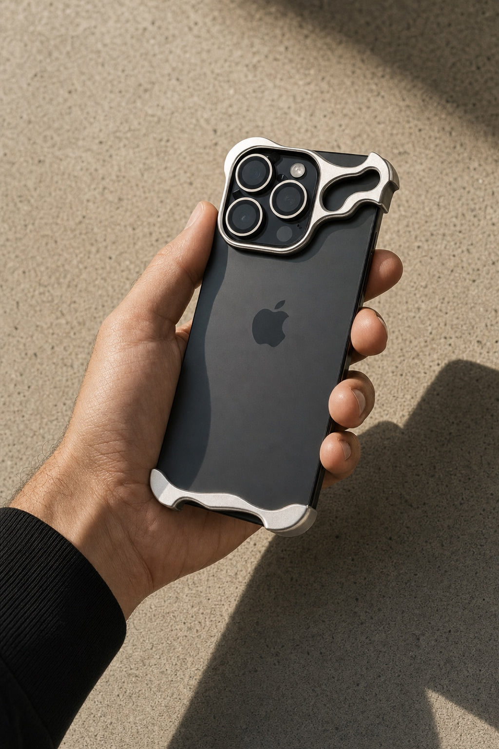 BARE на iPhone в ръка — мащаб и усещане