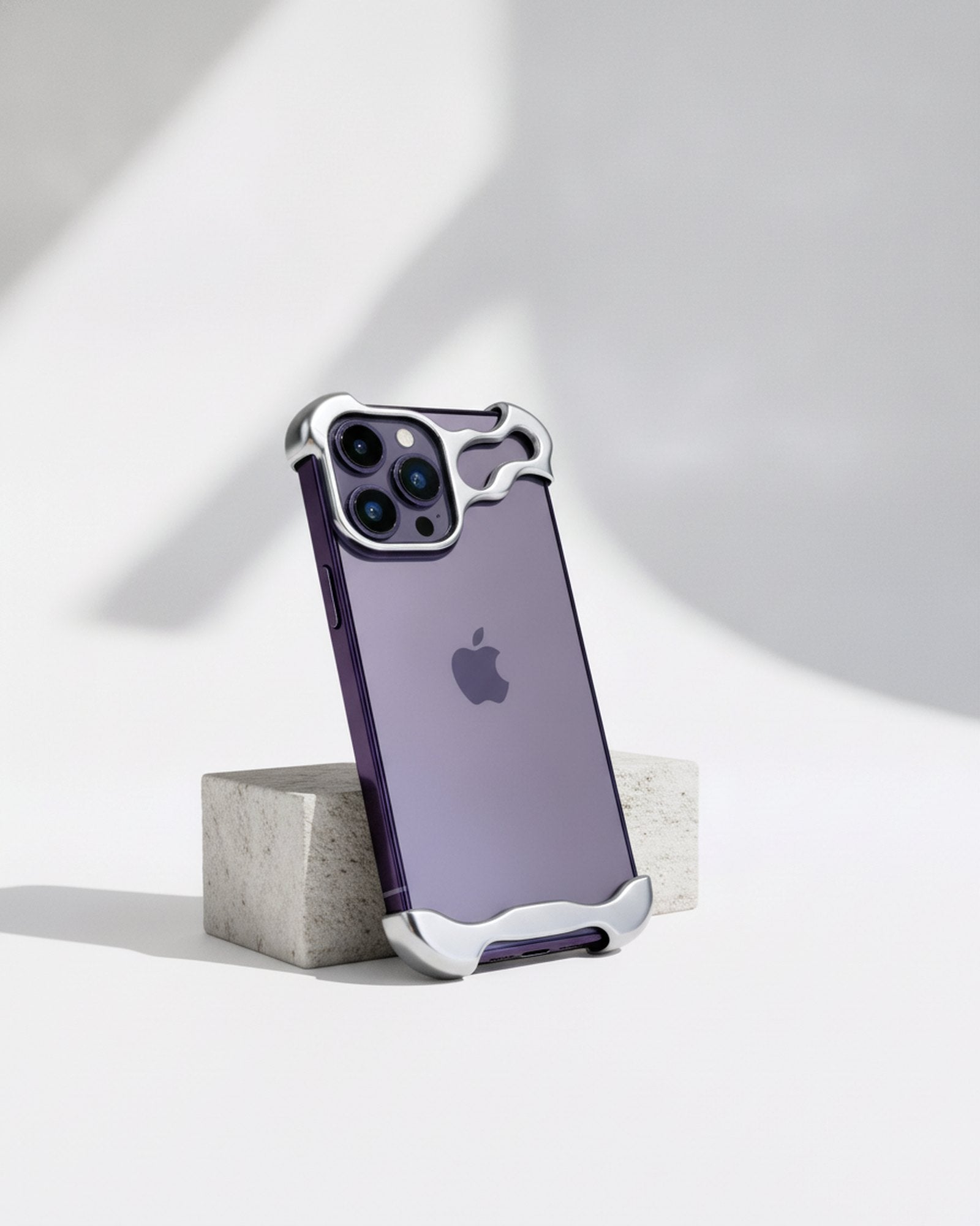 iPhone с BARE протектор, оставен на светъл камък
