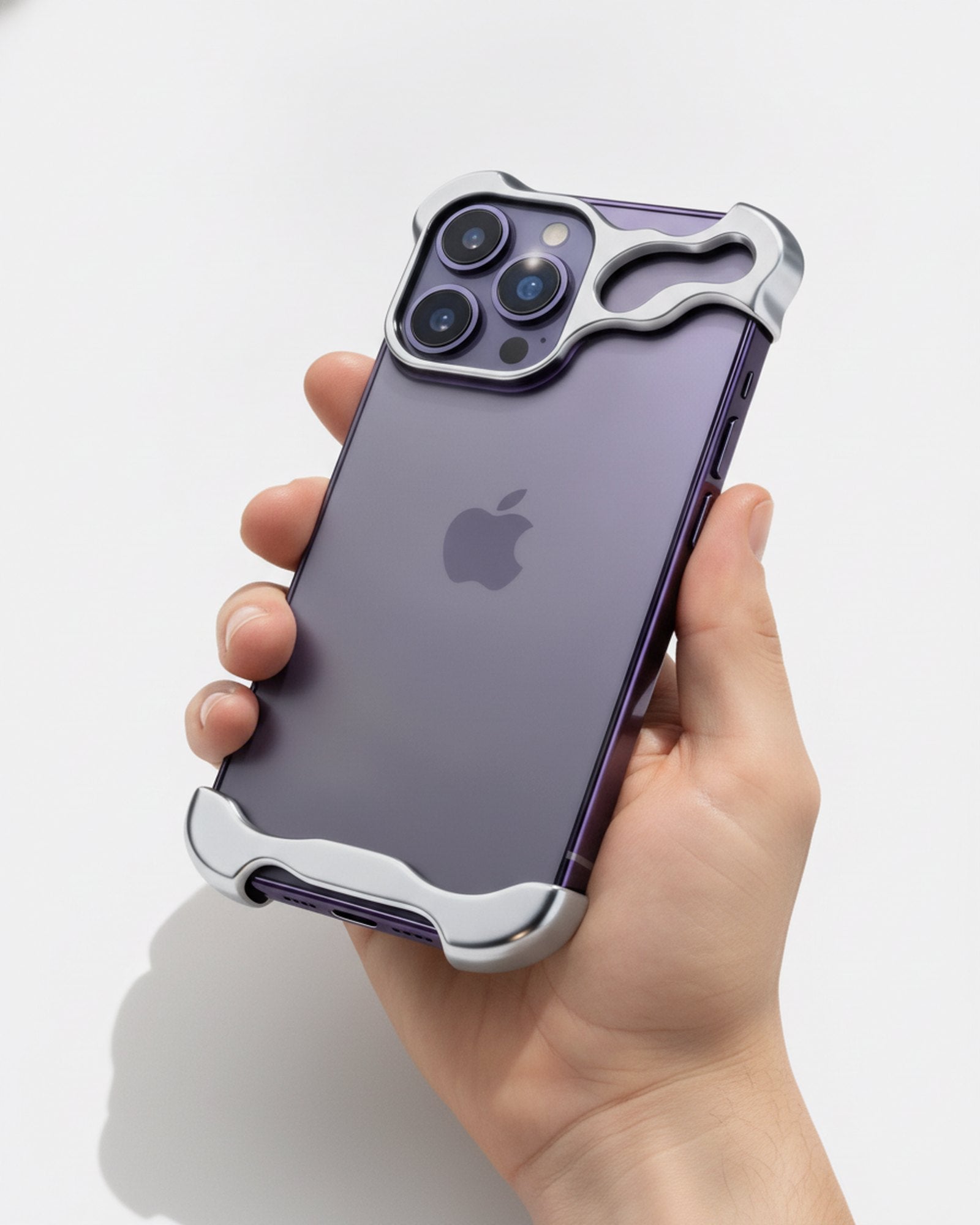 iPhone с BARE протектор, държан в ръка