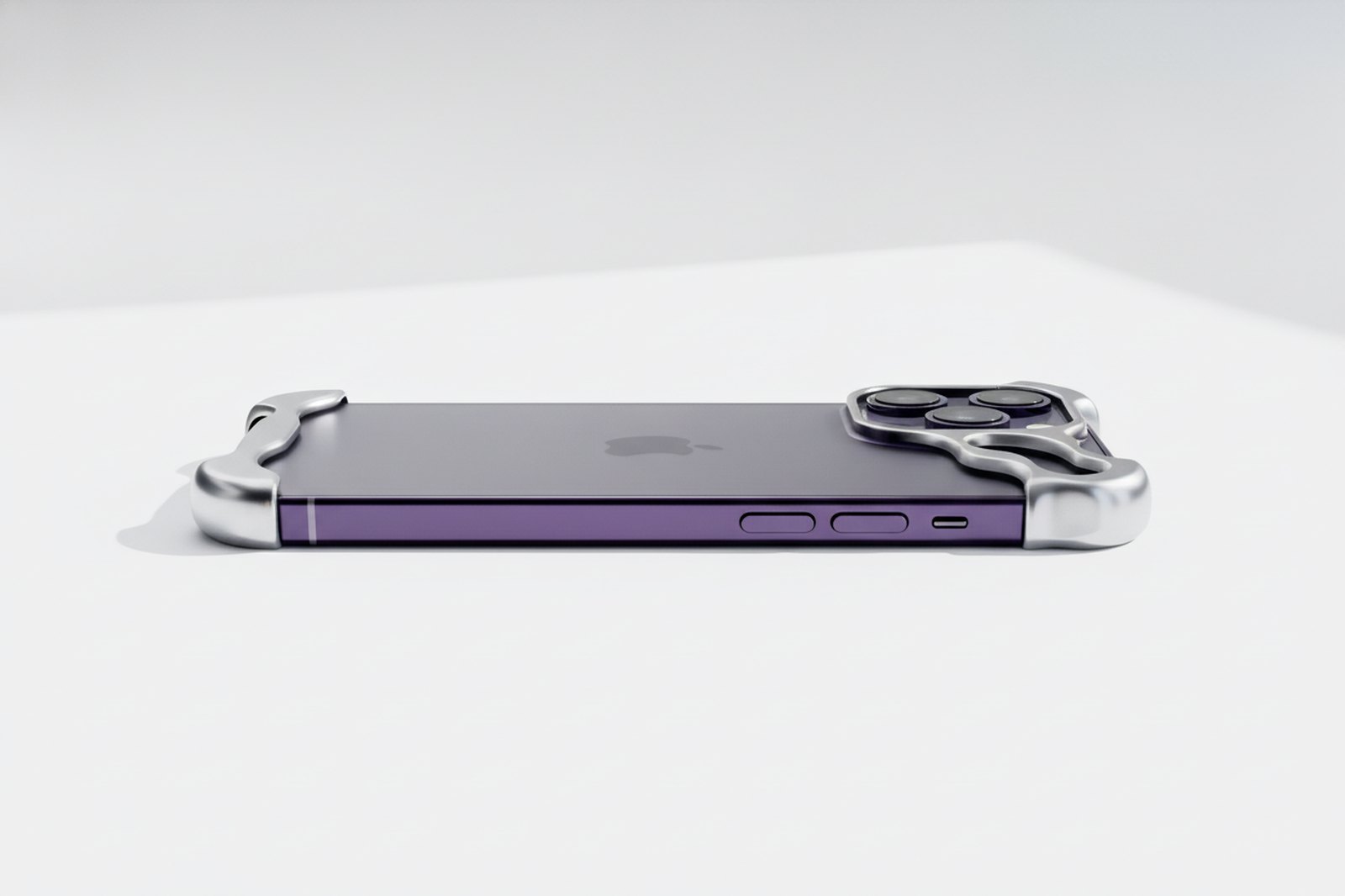 iPhone с BARE протектор, сниман отстрани — вижда се колко е тънък