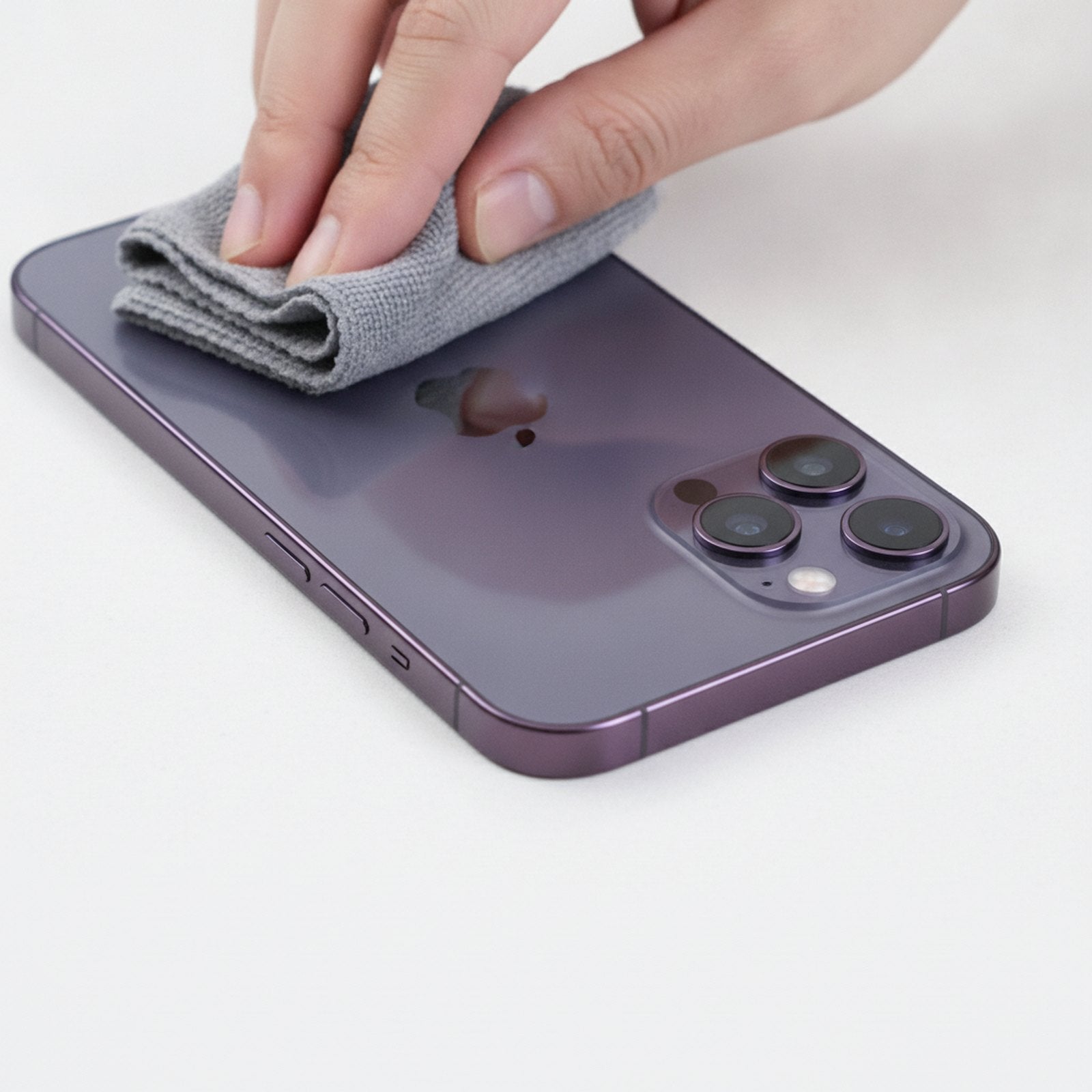 Почистване на ръба на iPhone с кърпичката от комплекта