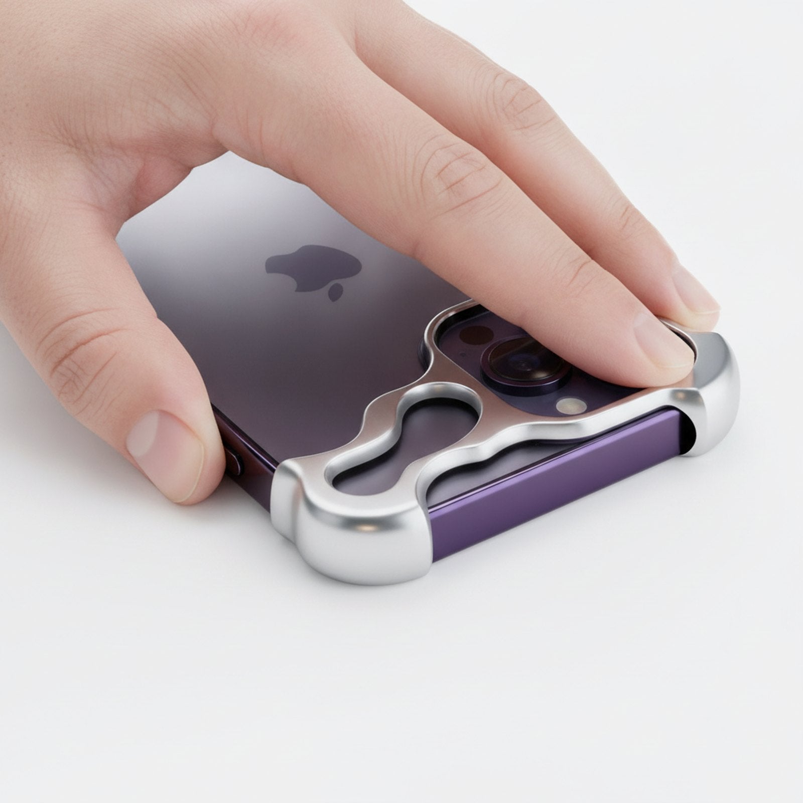 Притискане на протектора към ръба на iPhone